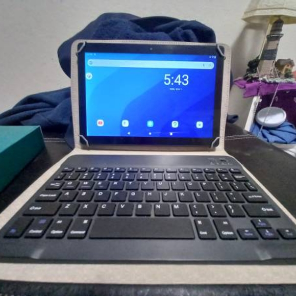 Onn Surf 10.1 Tablet Pro with Case and KeyboardI - Picture 1 of 3